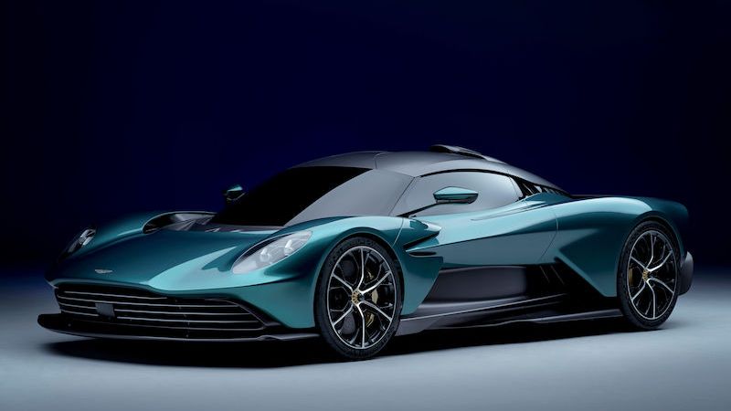 Aston Martin představuje valhallu, placatý hybrid s výkonem 950 koní